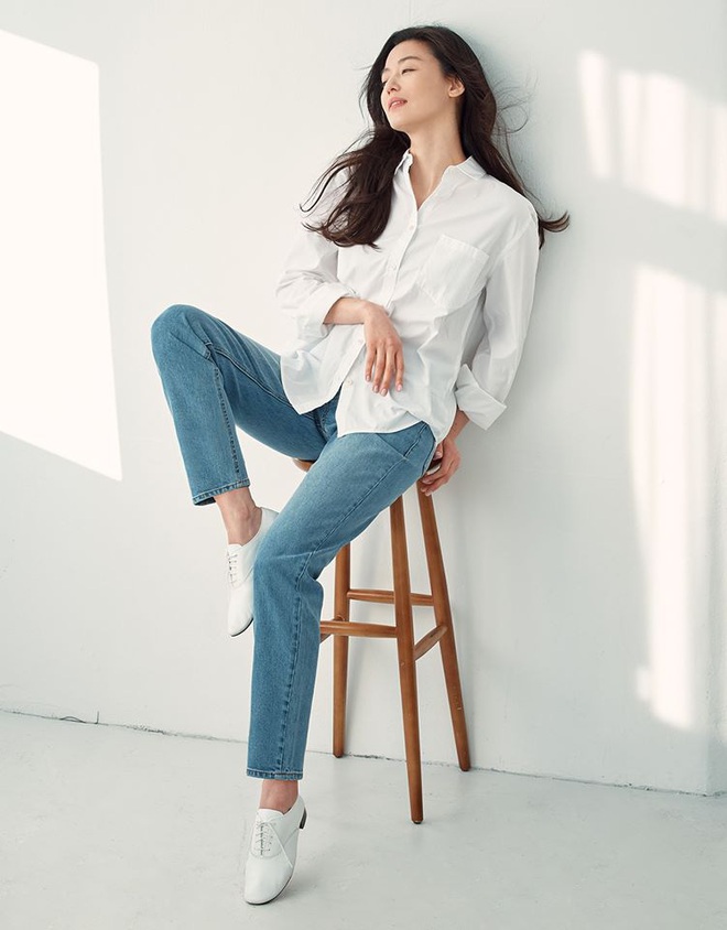 Vẫn l&agrave; quần jeans nhưng qua tay c&aacute;c idol Kpop lại cực chanh sả, hack ch&acirc;n điệu nghệ: Chị em c&oacute; thể ứng dụng từ loạt street style n&agrave;y - Ảnh 4.