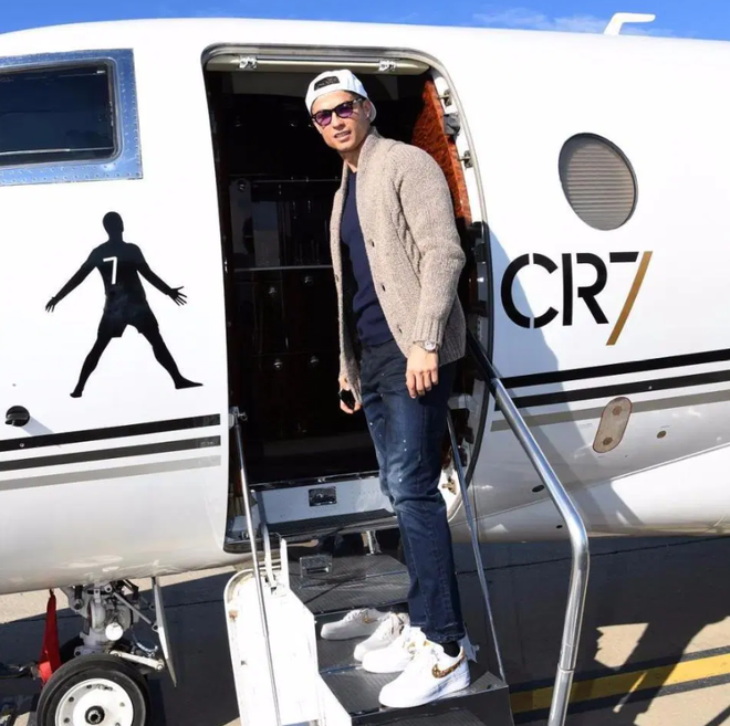 Ronaldo bị mắc kẹt ở qu&ecirc; nh&agrave;, chưa thể trở lại hội qu&acirc;n do chuy&ecirc;n cơ CR7 rơi v&agrave;o t&igrave;nh thế nỗ lực 3 lần cất c&aacute;nh nhưng kh&ocirc;ng th&agrave;nh - Ảnh 1.