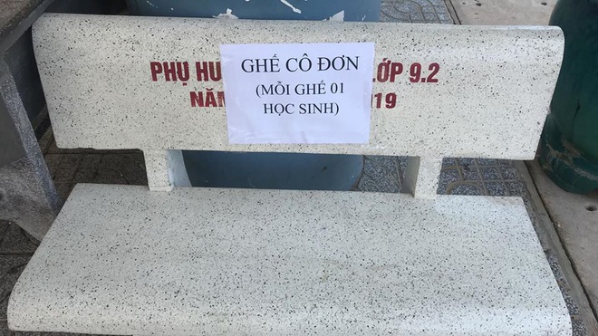 “Chiếc ghế cô đơn” viral MXH ngày học sinh trở lại trường, thầy cô nghĩ kế nhắc khéo hội “bà tám” đáng yêu hết sức - Ảnh 1.