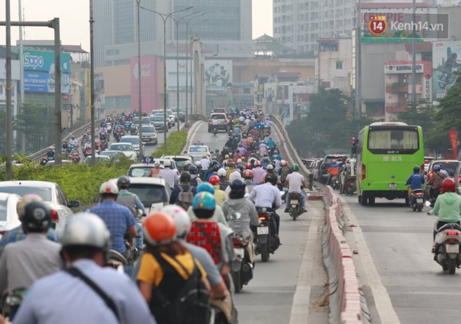 Ch&ugrave;m ảnh: S&aacute;ng nay, người H&agrave; Nội đ&atilde; thực sự được cảm nhận đặc sản tắc đường sau kỳ nghỉ d&agrave;i ng&agrave;y - Ảnh 8.