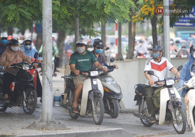 Ch&ugrave;m ảnh: S&aacute;ng nay, người H&agrave; Nội đ&atilde; thực sự được cảm nhận đặc sản tắc đường sau kỳ nghỉ d&agrave;i ng&agrave;y - Ảnh 21.