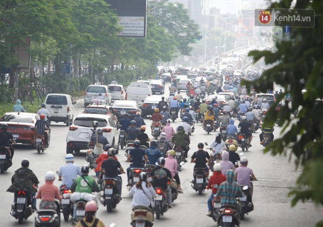 Ch&ugrave;m ảnh: S&aacute;ng nay, người H&agrave; Nội đ&atilde; thực sự được cảm nhận đặc sản tắc đường sau kỳ nghỉ d&agrave;i ng&agrave;y - Ảnh 20.