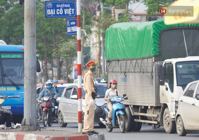Ch&ugrave;m ảnh: S&aacute;ng nay, người H&agrave; Nội đ&atilde; thực sự được cảm nhận đặc sản tắc đường sau kỳ nghỉ d&agrave;i ng&agrave;y - Ảnh 19.
