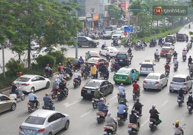 Ch&ugrave;m ảnh: S&aacute;ng nay, người H&agrave; Nội đ&atilde; thực sự được cảm nhận đặc sản tắc đường sau kỳ nghỉ d&agrave;i ng&agrave;y - Ảnh 18.