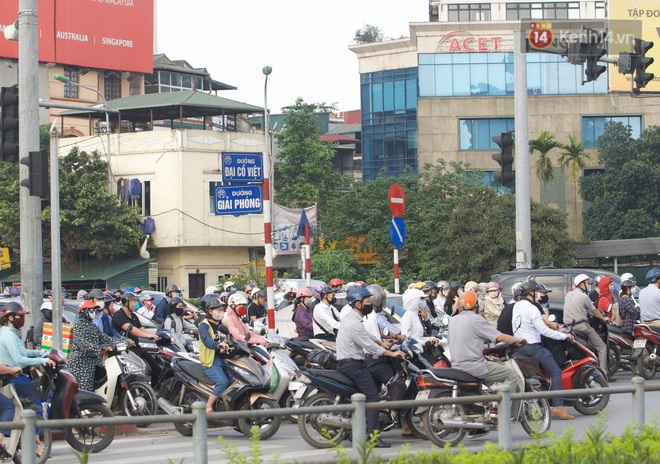 Ch&ugrave;m ảnh: S&aacute;ng nay, người H&agrave; Nội đ&atilde; thực sự được cảm nhận đặc sản tắc đường sau kỳ nghỉ d&agrave;i ng&agrave;y - Ảnh 17.