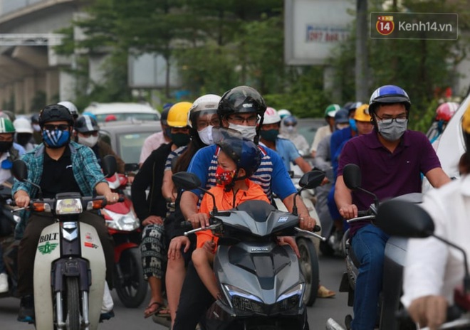 Chùm ảnh: Sáng nay, người Hà Nội đã thực sự được cảm nhận đặc sản tắc đường sau kỳ nghỉ dài ngày - Ảnh 10.