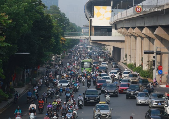 Ch&ugrave;m ảnh: S&aacute;ng nay, người H&agrave; Nội đ&atilde; thực sự được cảm nhận đặc sản tắc đường sau kỳ nghỉ d&agrave;i ng&agrave;y - Ảnh 2.