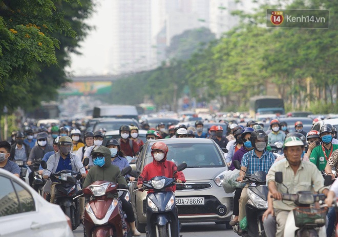 Ch&ugrave;m ảnh: S&aacute;ng nay, người H&agrave; Nội đ&atilde; thực sự được cảm nhận đặc sản tắc đường sau kỳ nghỉ d&agrave;i ng&agrave;y - Ảnh 15.