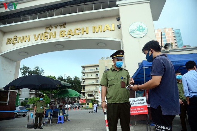 Ảnh: Người d&acirc;n đổ về Bệnh viện Bạch Mai kh&aacute;m bệnh sau thời gian c&aacute;ch ly - Ảnh 2.