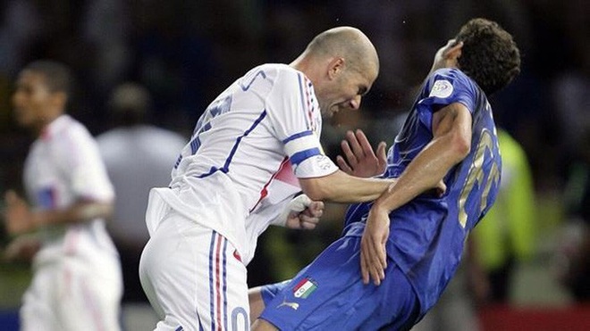 Sau 14 năm, nguyên nhân cú húc đầu của Zidane mới được hé lộ bởi chính thủ phạm, gã phản diện bị ghét nhất lịch sử bóng đá - Ảnh 1.