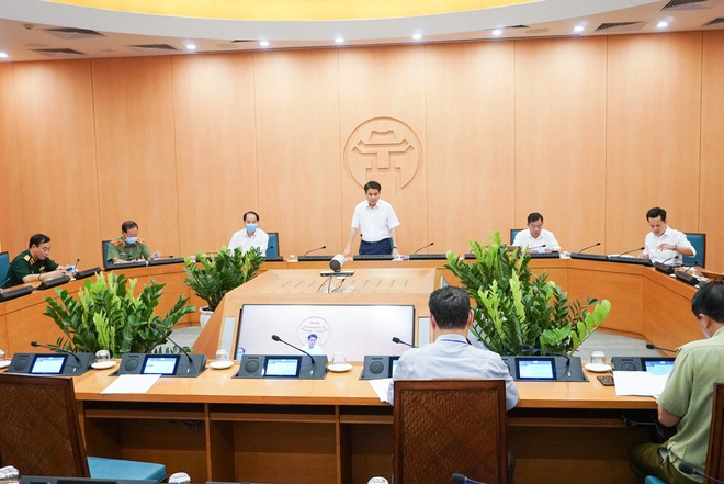 Chủ tịch H&agrave; Nội: Tiếp tục c&aacute;c biện ph&aacute;p gi&atilde;n c&aacute;ch x&atilde; hội đặc biệt ở trường học, bệnh viện khi hoạt động trở lại b&igrave;nh thường - Ảnh 1.