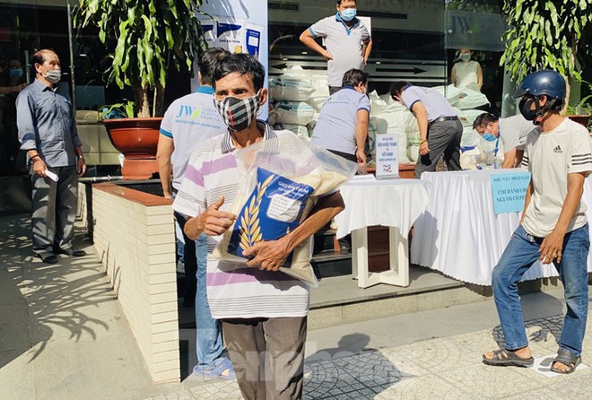 Truy cứu tr&aacute;ch nhiệm h&igrave;nh sự nếu trục lợi ch&iacute;nh s&aacute;ch hỗ trợ d&acirc;n ảnh hưởng dịch COVID-19 - Ảnh 1.