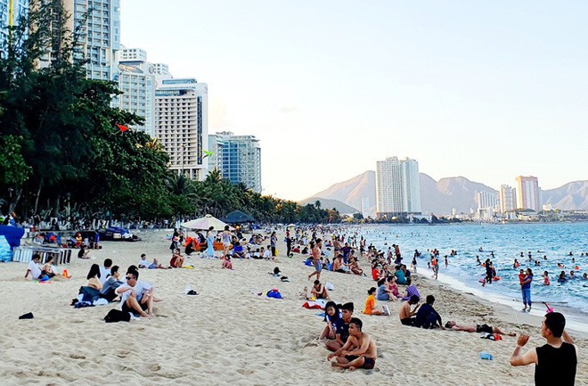  Bãi biển Nha Trang đông nghịt trong ngày đầu mở cửa  - Ảnh 2.