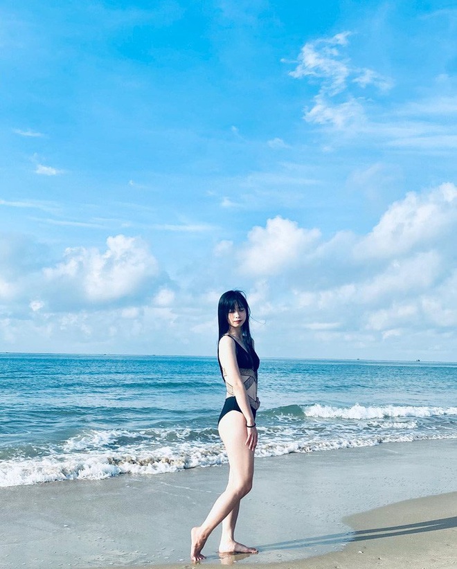 Đi chơi vội mấy ngày lễ, hot girl làng võ Châu Tuyết Vân khiến fan bỏng mắt với bộ ảnh khoe dáng cực sexy  - Ảnh 3.