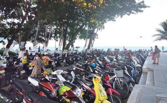  Bãi biển Nha Trang đông nghịt trong ngày đầu mở cửa  - Ảnh 3.
