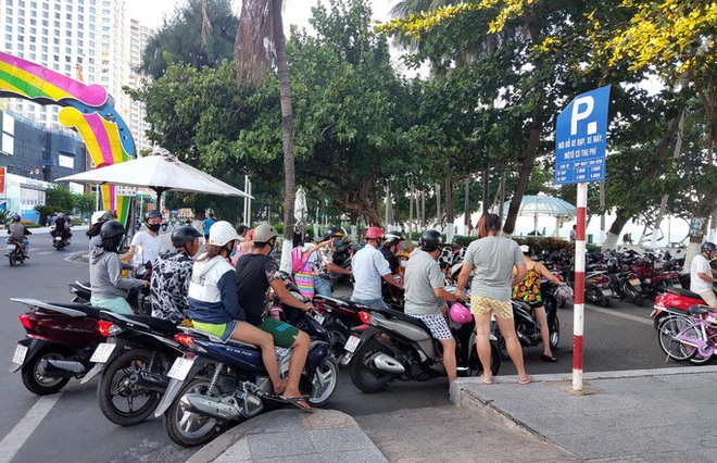  Bãi biển Nha Trang đông nghịt trong ngày đầu mở cửa  - Ảnh 4.