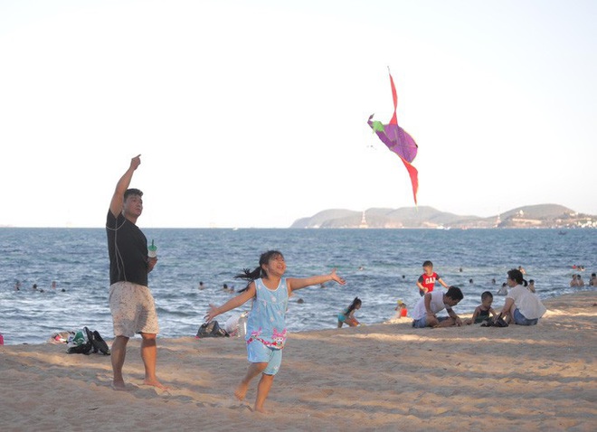  Bãi biển Nha Trang đông nghịt trong ngày đầu mở cửa  - Ảnh 5.