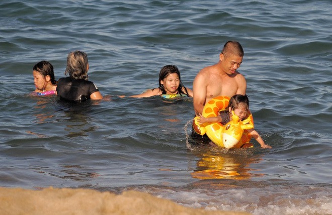  Bãi biển Nha Trang đông nghịt trong ngày đầu mở cửa  - Ảnh 6.