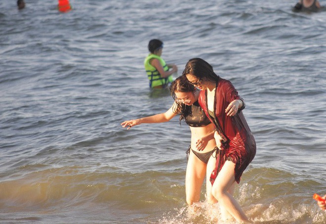  Bãi biển Nha Trang đông nghịt trong ngày đầu mở cửa  - Ảnh 7.