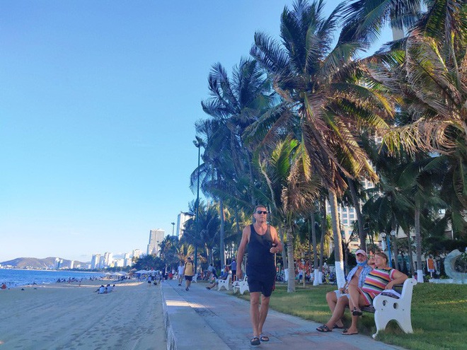  Bãi biển Nha Trang đông nghịt trong ngày đầu mở cửa  - Ảnh 8.