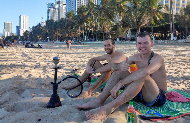 Bãi biển Nha Trang đông nghịt trong ngày đầu mở cửa  - Ảnh 9.