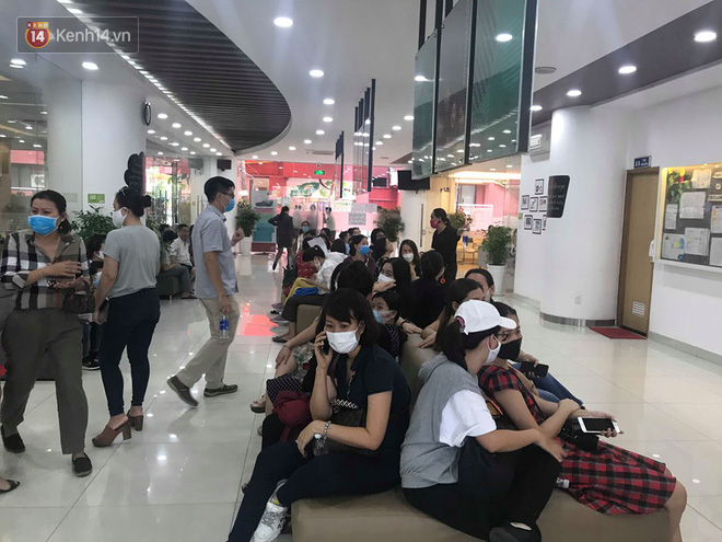 200 phụ huynh đến trường Việt Úc phản đối thu học phí mùa dịch, yêu cầu đối thoại trực tiếp - Ảnh 2.