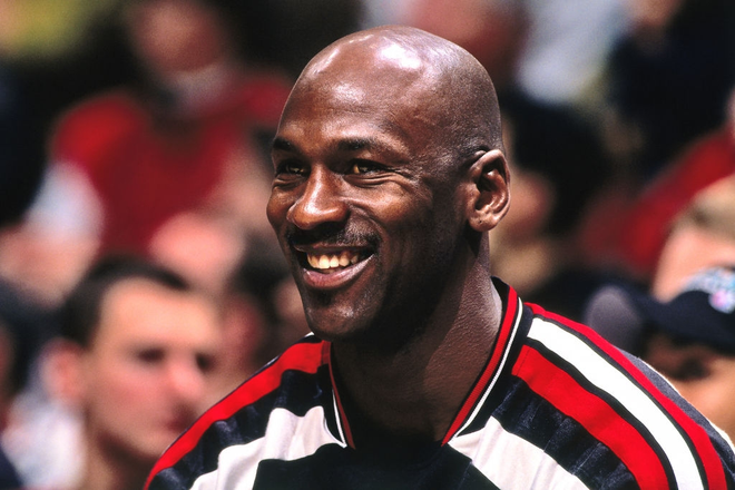 Huyền thoại Michael Jordan và những câu chuyện điên rồ liên quan tới cờ bạc: Từng thua 5 triệu đô trong một đêm, cược 100.000 USD vào trò oẳn tù tì - Ảnh 1.