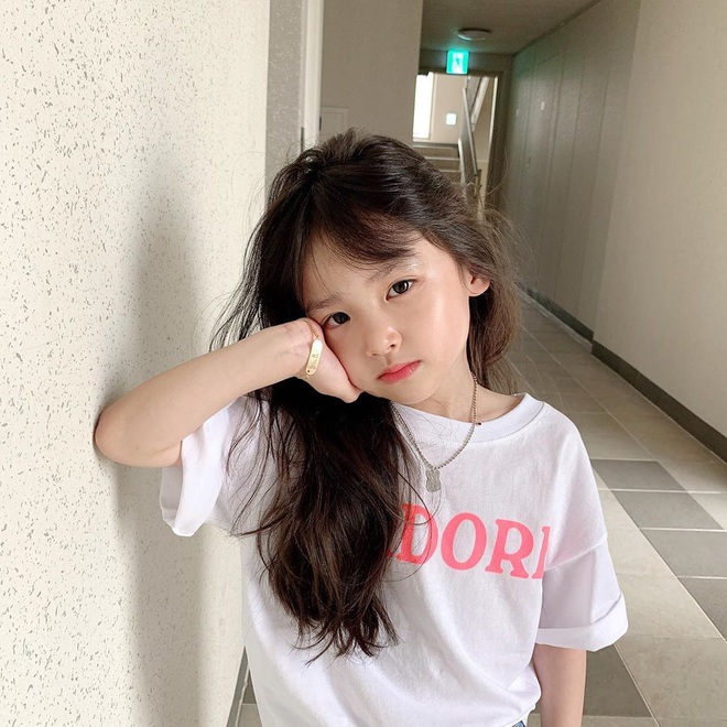 C&ocirc; b&eacute; xinh xắn khiến d&acirc;n t&igrave;nh ph&aacute;t sốt, về khoản phối đồ th&igrave; đến người lớn cũng phải học hỏi - Ảnh 6.