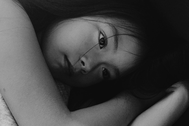 Mê mẩn vì bộ ảnh của con gái Đoan Trang: Chụp trắng đen, ngẫu hứng mà như tạp chí, thần thái đâu khác gì mẫu nhí? - Ảnh 5.