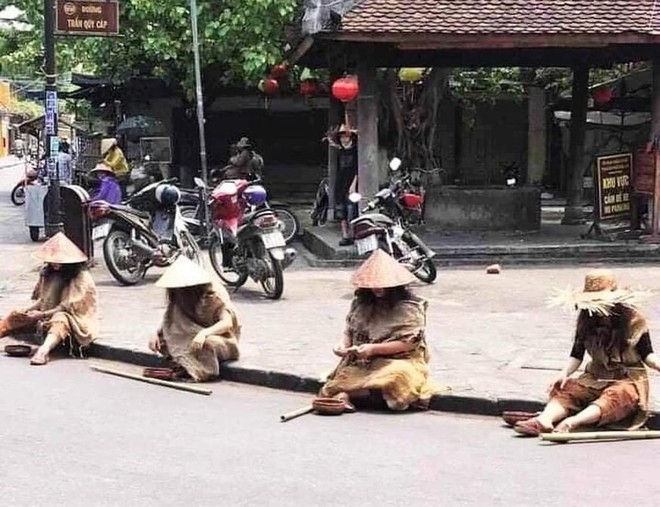 Nh&oacute;m người đi &ocirc; t&ocirc; hạng sang giả ăn xin ở phố cổ Hội An bị phạt 67,5 triệu đồng - Ảnh 1.
