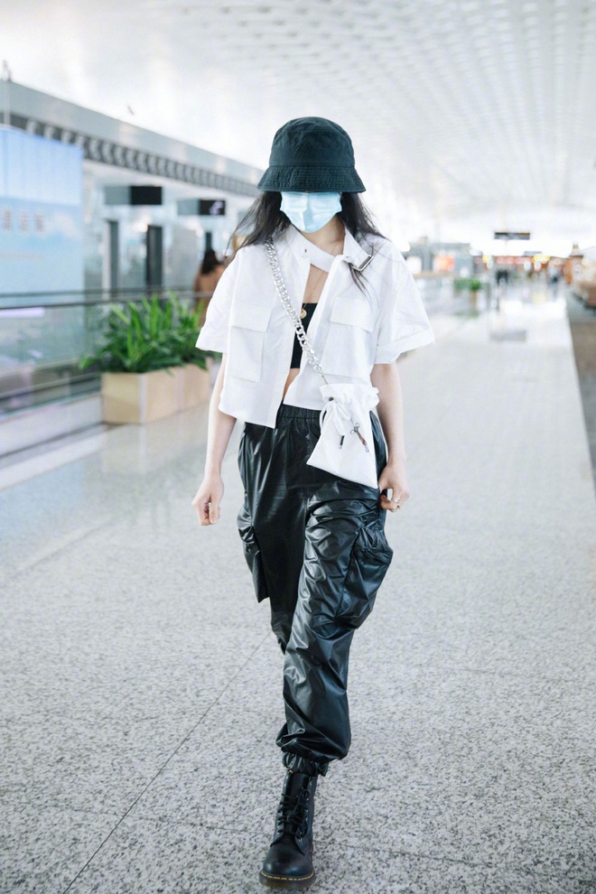 Trịnh Sảng và 2 hình ảnh đối lập: Sáng diện croptop táo bạo khoe eo thon, trưa lại gây hoang mang với gu thời trang khó hiểu - Ảnh 2.