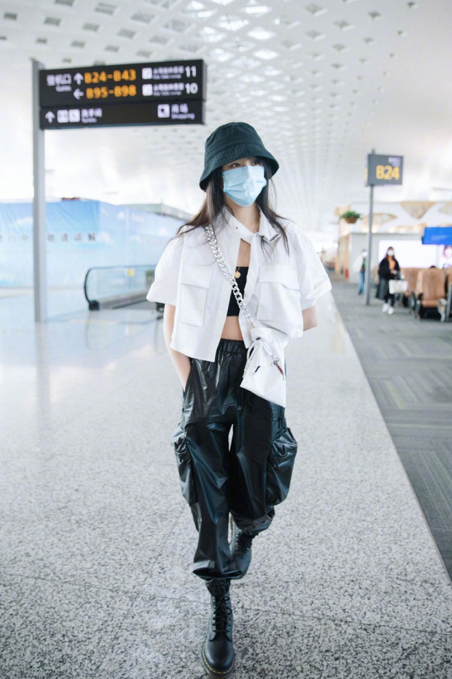 Trịnh Sảng và 2 hình ảnh đối lập: Sáng diện croptop táo bạo khoe eo thon, trưa lại gây hoang mang với gu thời trang khó hiểu - Ảnh 4.