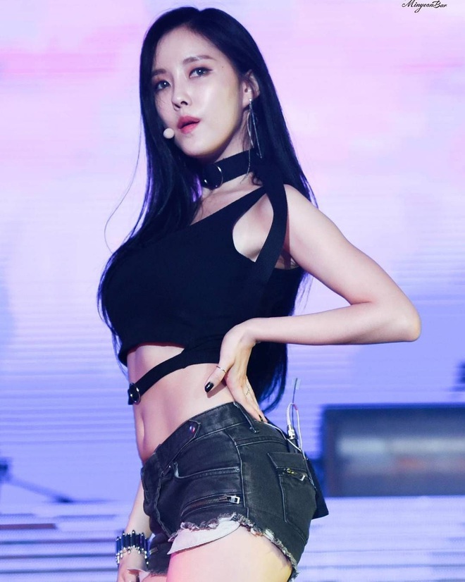 L&agrave; idol Gen 2 đ&igrave;nh đ&aacute;m 1 thời, ai ngờ nữ ca sĩ sexy từng phải &ldquo;cầu xin&rdquo; fan nh&oacute;m đ&agrave;n em gi&uacute;p ca kh&uacute;c của m&igrave;nh thăng hạng - Ảnh 1.