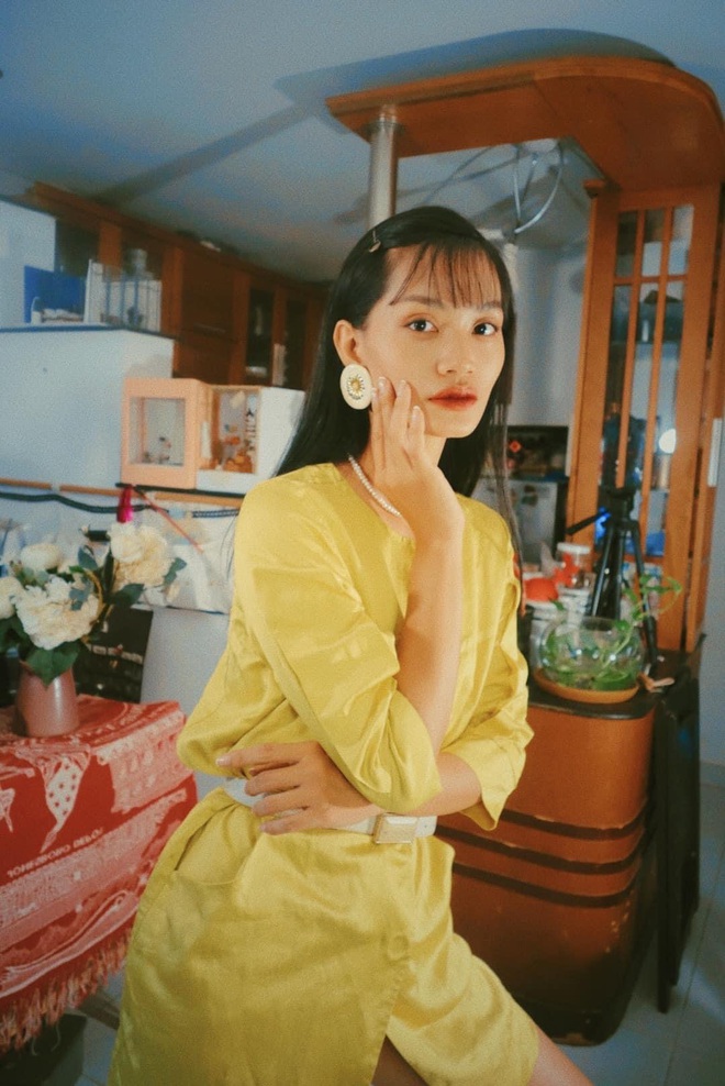 Đôi bạn thân rủ nhau diện đồ chuẩn phong cách TVB, bảo bối là căn phòng 40m2 chứa đầy quần áo secondhand - Ảnh 3. Đôi bạn thân rủ nhau diện đồ chuẩn phong cách TVB, bảo bối là căn phòng 40m2 chứa đầy quần áo secondhand - Ảnh 3.