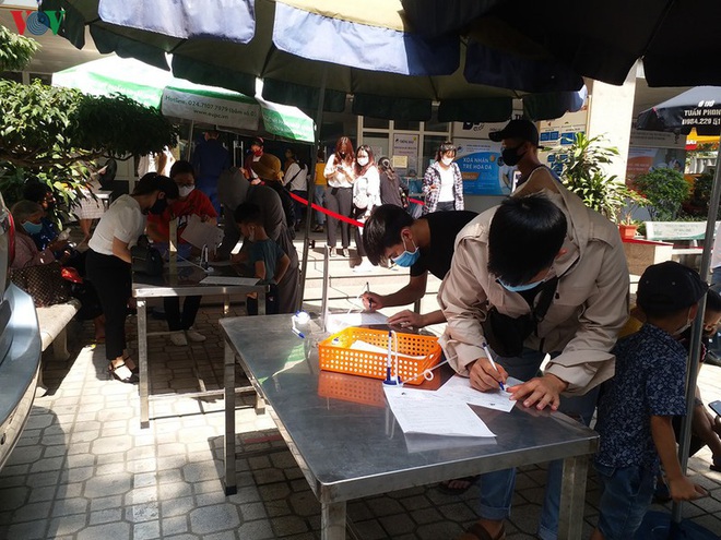 Bệnh nh&acirc;n đi kh&aacute;m đ&ocirc;ng, nhiều bệnh viện gần như &ldquo;vỡ trận&rdquo; - Ảnh 1.