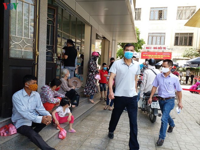 Bệnh nh&acirc;n đi kh&aacute;m đ&ocirc;ng, nhiều bệnh viện gần như &ldquo;vỡ trận&rdquo; - Ảnh 2.