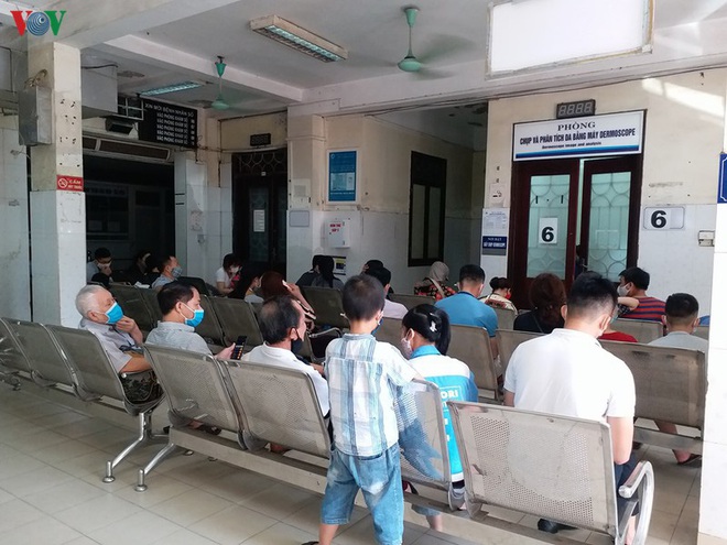 Bệnh nh&acirc;n đi kh&aacute;m đ&ocirc;ng, nhiều bệnh viện gần như &ldquo;vỡ trận&rdquo; - Ảnh 3.