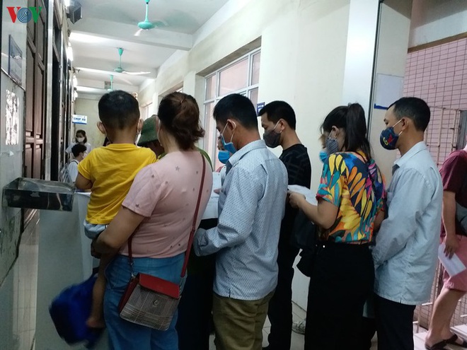 Bệnh nh&acirc;n đi kh&aacute;m đ&ocirc;ng, nhiều bệnh viện gần như &ldquo;vỡ trận&rdquo; - Ảnh 4.