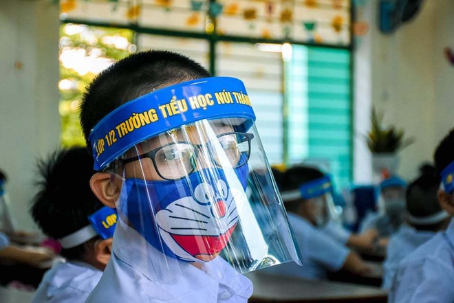 Phụ huynh tranh luận khi học sinh đeo tấm chắn giọt bắn trong lớp học: Người ủng hộ v&igrave; hạn chế nguy cơ nhiễm bệnh, người lại thương c&aacute;c con kh&oacute; chịu, hại mắt - Ảnh 4.