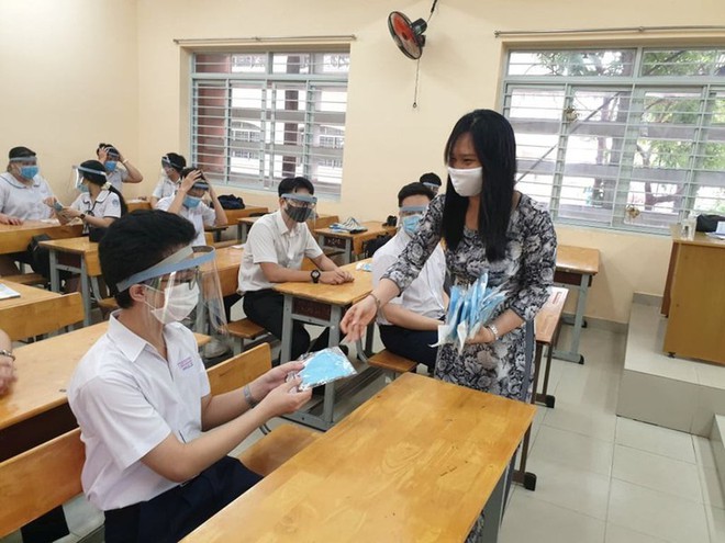 Phụ huynh tranh luận khi học sinh đeo tấm chắn giọt bắn trong lớp học: Người ủng hộ v&igrave; hạn chế nguy cơ nhiễm bệnh, người lại thương c&aacute;c con kh&oacute; chịu, hại mắt - Ảnh 3.