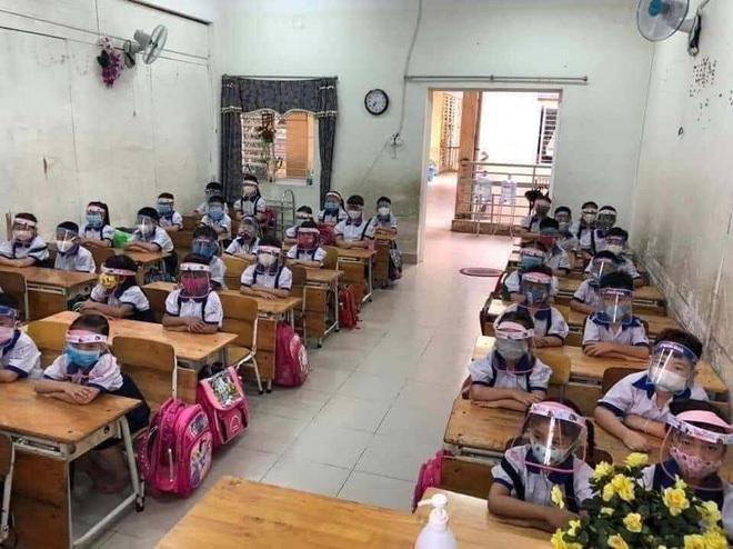 Phụ huynh tranh luận khi học sinh đeo tấm chắn giọt bắn trong lớp học: Người ủng hộ v&igrave; hạn chế nguy cơ nhiễm bệnh, người lại thương c&aacute;c con kh&oacute; chịu, hại mắt - Ảnh 5.