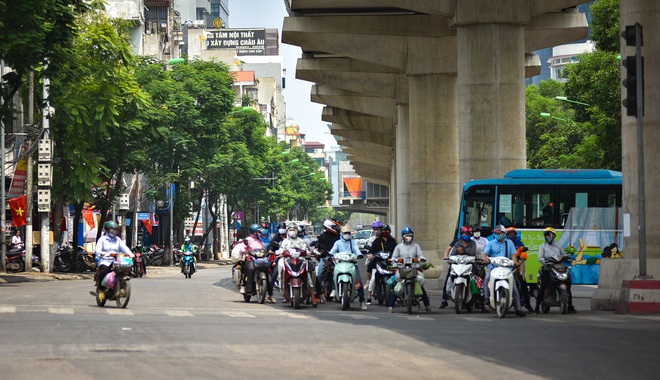 Ng&agrave;y 6/5, chỉ số tia UV ở H&agrave; Nội, Đ&agrave; Nẵng v&agrave; TP Hồ Ch&iacute; Minh ở mức g&acirc;y hại cao đến rất cao - Ảnh 1.