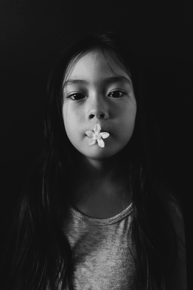 Mê mẩn vì bộ ảnh của con gái Đoan Trang: Chụp trắng đen, ngẫu hứng mà như tạp chí, thần thái đâu khác gì mẫu nhí? - Ảnh 2.