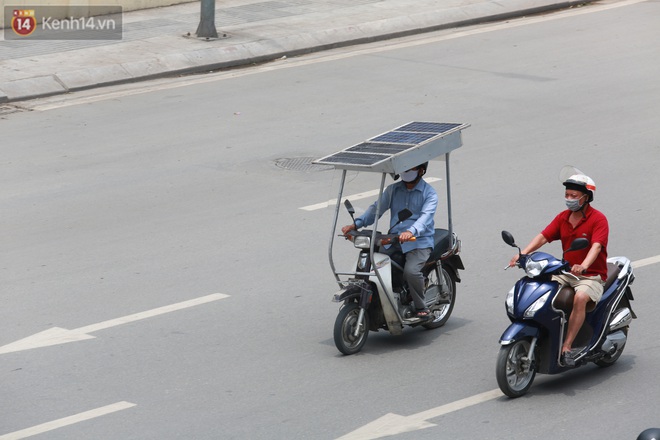 Chùm ảnh: Nắng nóng gần 40 độ khiến cuộc sống mưu sinh của người lao động Thủ đô thêm bao nhọc nhằn - Ảnh 3.