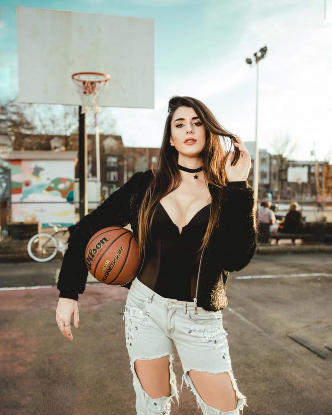 Gục ng&atilde; trước đường cong của nữ VĐV b&oacute;ng rổ quyến rũ nhất thế giới: Từng l&ecirc;n ng&ocirc;i &Aacute; hậu v&agrave; được tạp ch&iacute; Playboy mời chụp ảnh - Ảnh 1.