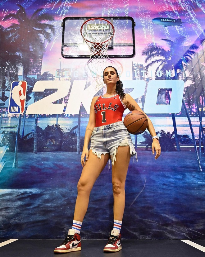 Gục ng&atilde; trước đường cong của nữ VĐV b&oacute;ng rổ quyến rũ nhất thế giới: Từng l&ecirc;n ng&ocirc;i &Aacute; hậu v&agrave; được tạp ch&iacute; Playboy mời chụp ảnh - Ảnh 7.