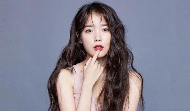 X&ocirc;n xao nghi vấn IU gợi nhớ h&igrave;nh ảnh của Sulli trong MV kết hợp c&ugrave;ng Suga (BTS), b&agrave;i h&aacute;t viết về người bạn th&acirc;n đ&atilde; mất? - Ảnh 11.