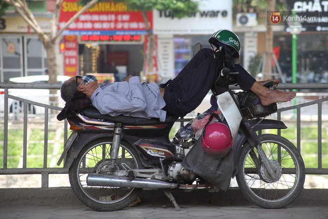 Muôn kiểu tránh nắng của người dân Hà Nội trong những ngày nóng đỉnh điểm - Ảnh 10.