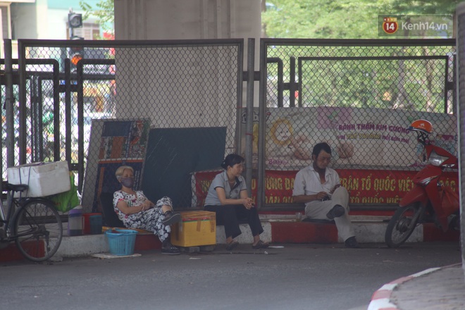 Muôn kiểu tránh nắng của người dân Hà Nội trong những ngày nóng đỉnh điểm - Ảnh 11.