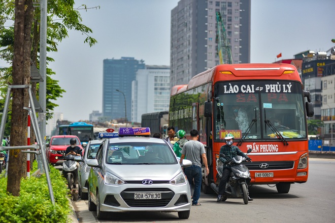 Vừa nới lỏng giãn cách xã hội, đã tái diễn xe khách rùa bò - Ảnh 2.